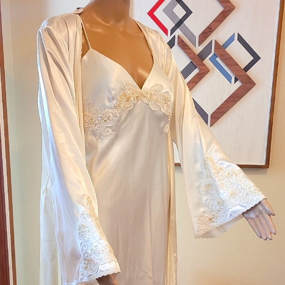Victoria Secret Elegant Cream Lace-Trimmed Nightgown